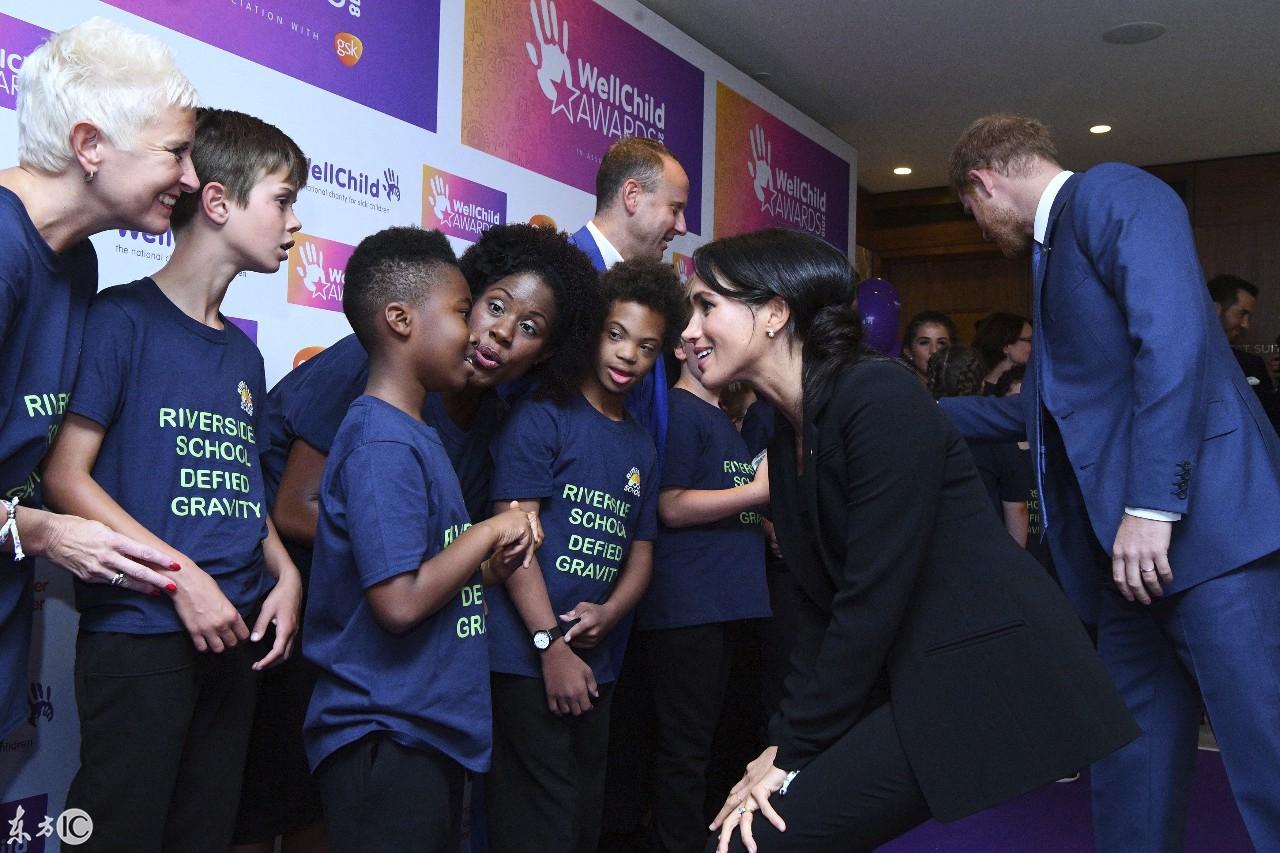 英國王妃凱特最新服裝引領(lǐng)時(shí)尚潮流，英倫風(fēng)尚再燃！