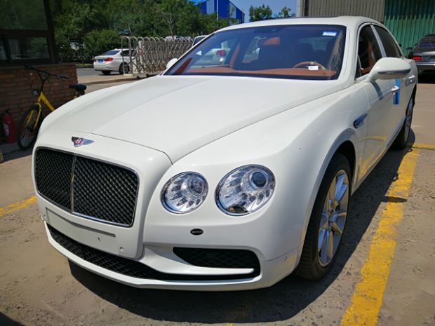 最新款賓利，奢華與科技的完美融合