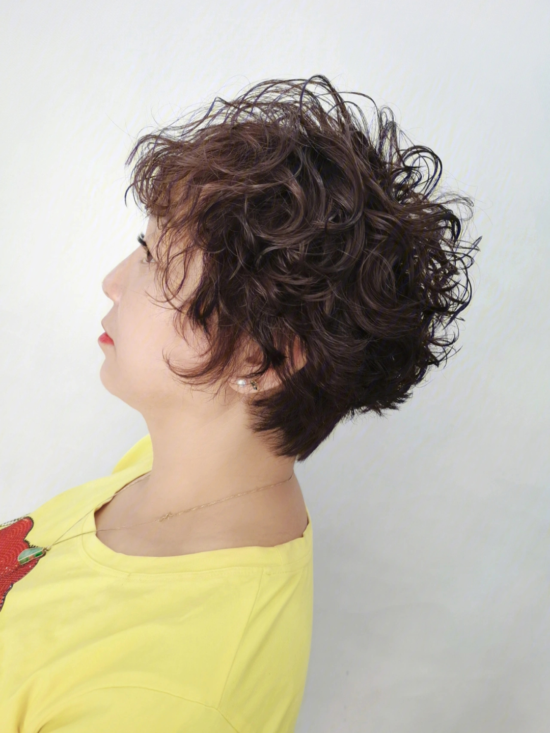 最新短發(fā)燙發(fā)造型，時(shí)尚界的火熱焦點(diǎn)！