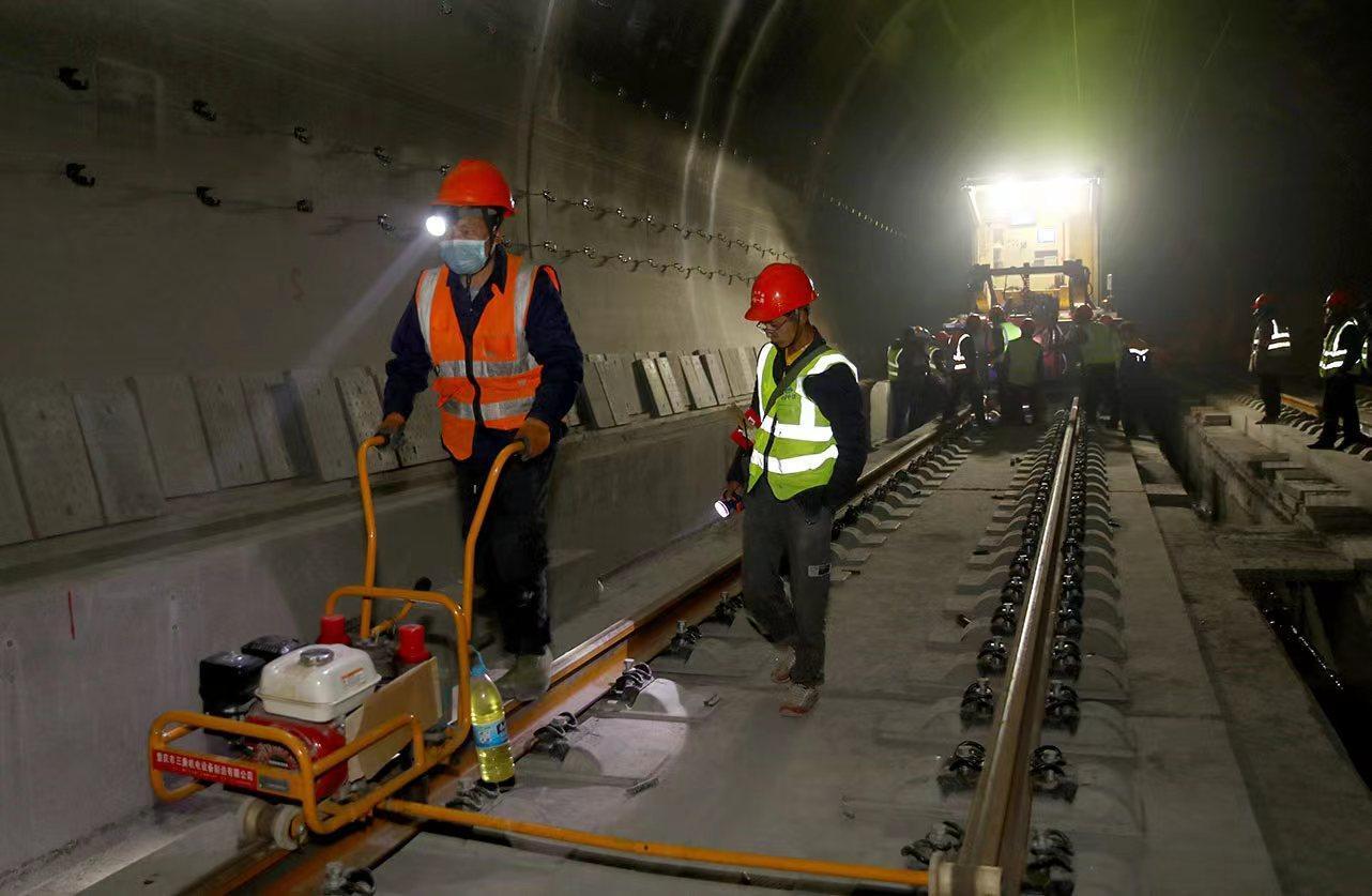 青藏高鐵，高原與繁榮的鋼鐵巨龍連接線(xiàn)