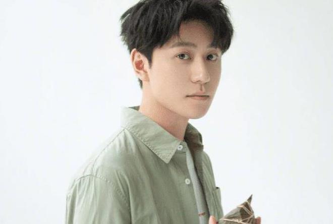 秦俊杰最新戀情曝光，情感新動(dòng)向揭秘！